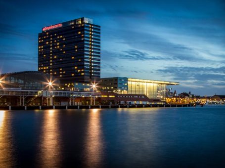 Luxe hotel met prachtig uitzicht over het IJ en Amsterdam