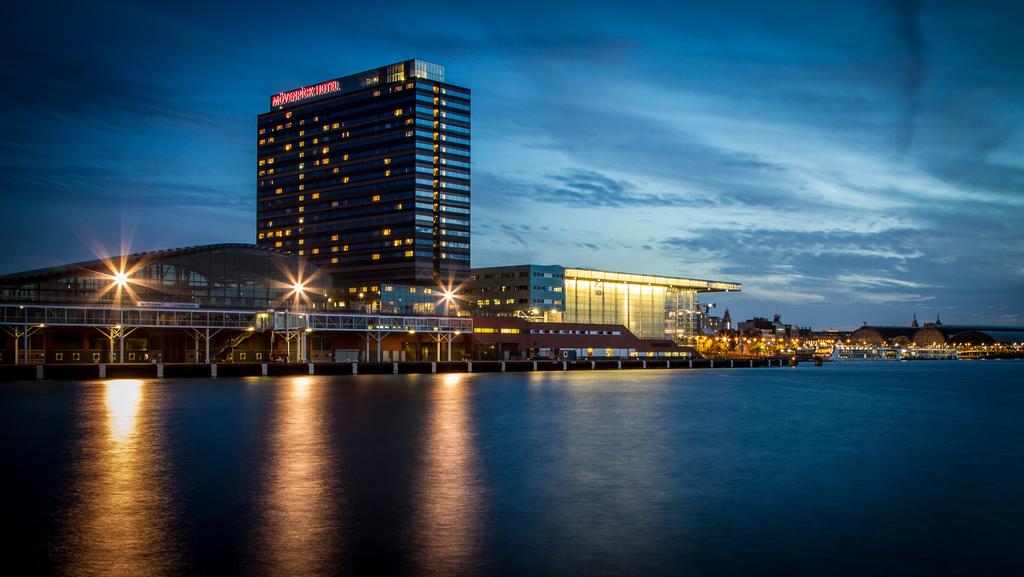 Luxe hotel met prachtig uitzicht over het IJ en Amsterdam