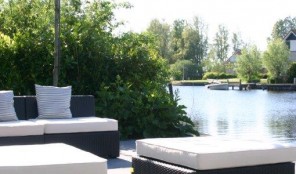 Villa op bijzondere locatie aan de Friese meren Logeren water Friesland