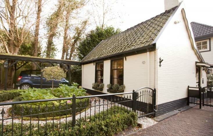 Slapen in een bijzonder vakantiehuis in kunstenaarsdorp Bergen