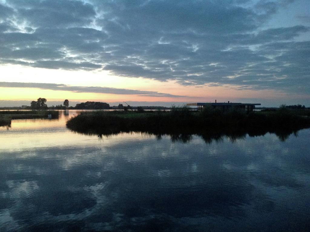 Bijzondere Overnachting Origineel Overnachten Slapen in een watervilla op het water in Friesland14