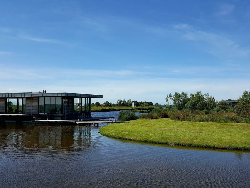 Bijzondere Overnachting Origineel Overnachten Slapen in een watervilla op het water in Friesland16