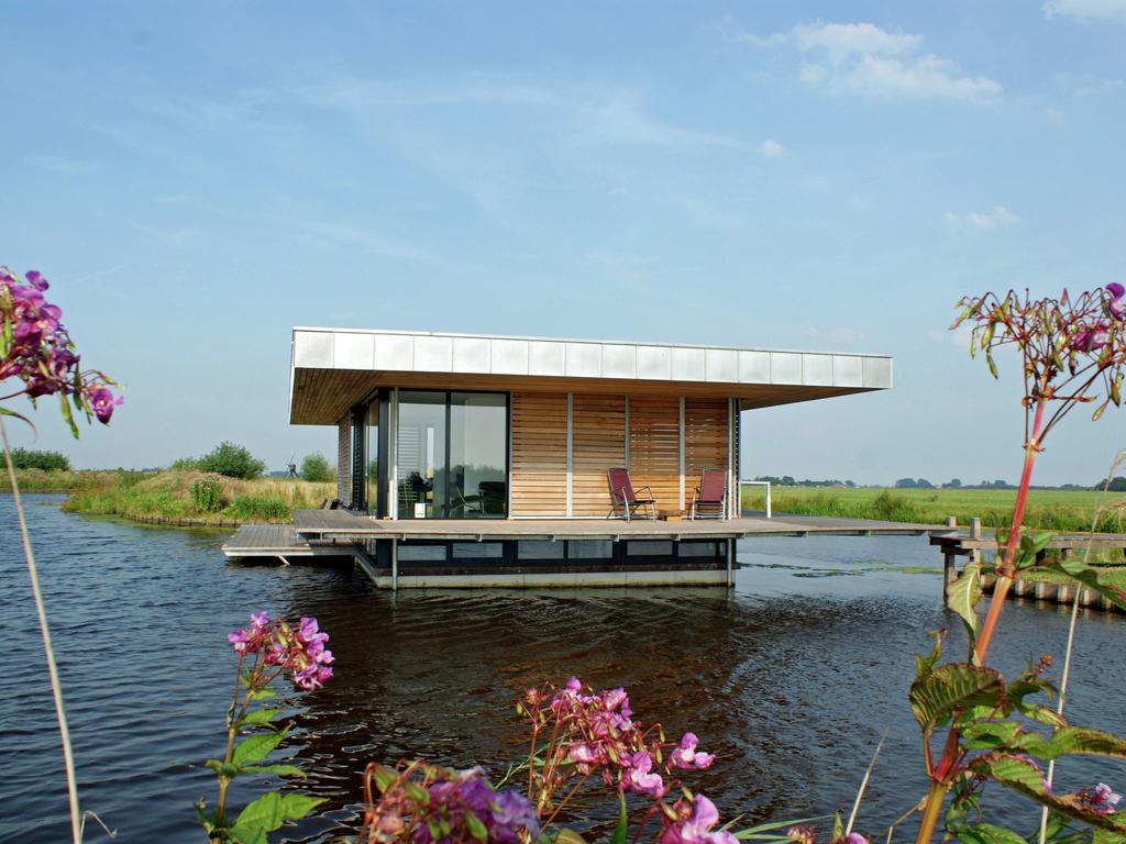 Bijzondere Overnachting Origineel Overnachten Slapen in een watervilla op het water in Friesland2