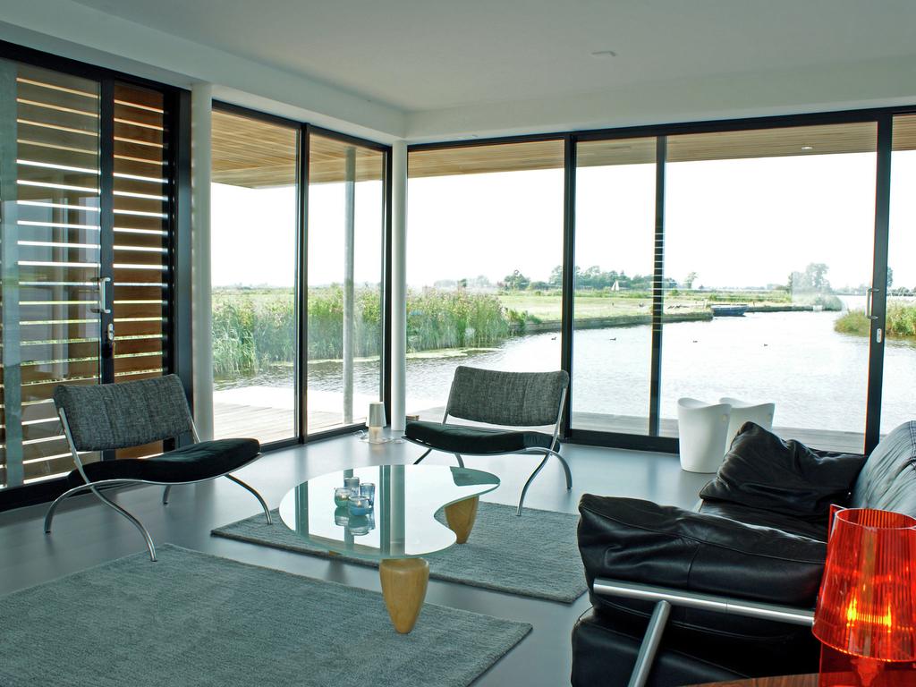 Bijzondere Overnachting Origineel Overnachten Slapen in een watervilla op het water in Friesland3
