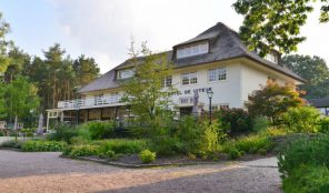 Rietgedekte villa in het groen 48540_883cfe2ce792de8f9ad300688a845a0c