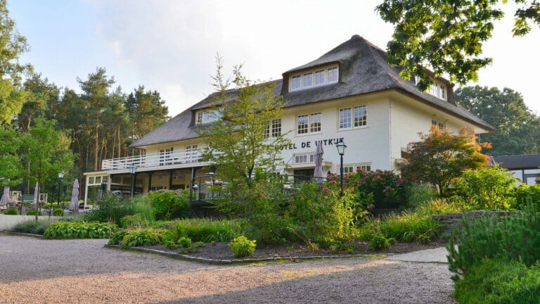 Rietgedekte villa in het groen