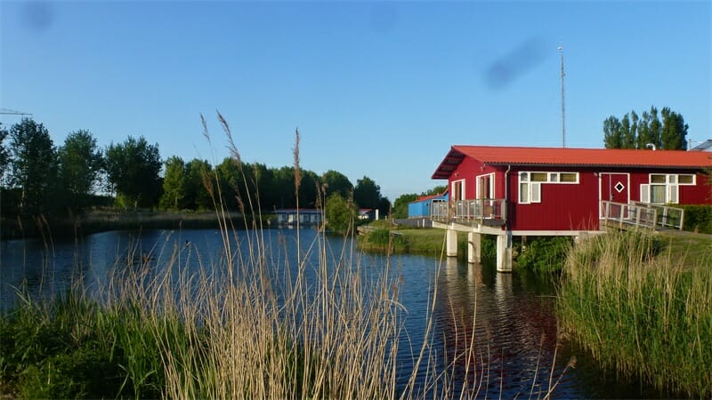Origineel overnachten in lodges op het water