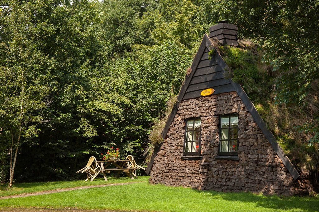 Vakantie in een plaggenhut of plaggen-keuterij