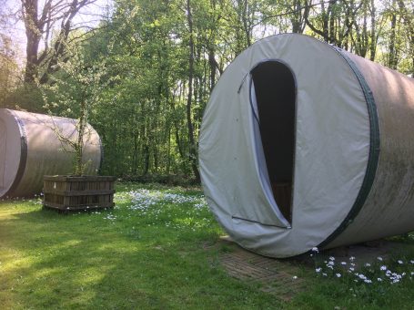 Origineel overnachtingen en slapen in rioolbuizen