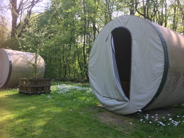 Origineel overnachtingen en slapen in rioolbuizen
