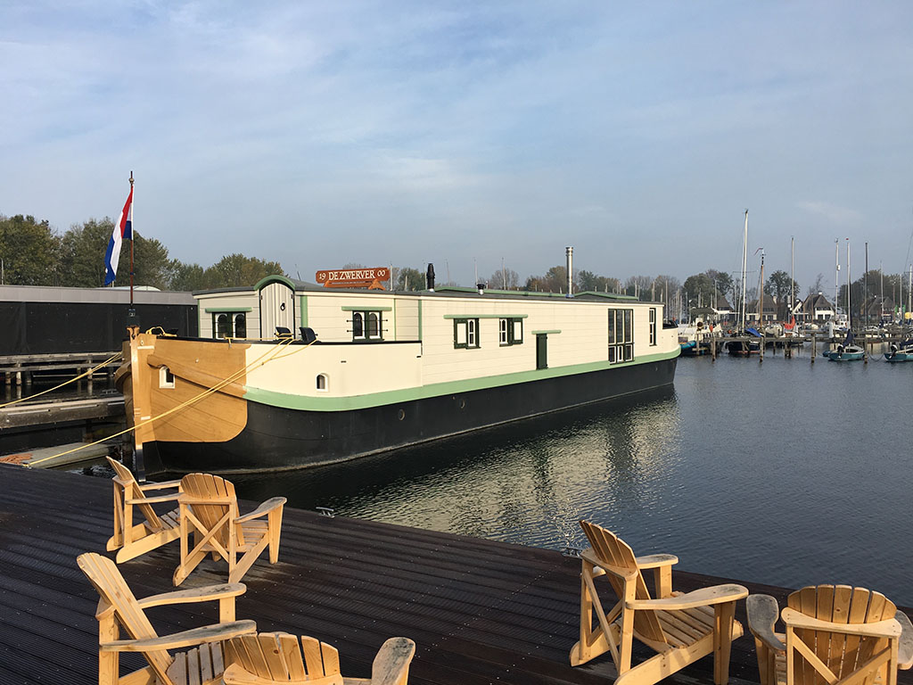 Slapen op een nostalgische woonboot aan het Gooimeer