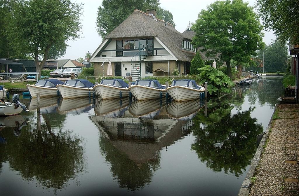Slapen in De Mariahoeve aan het Sneekermeer in Terherne