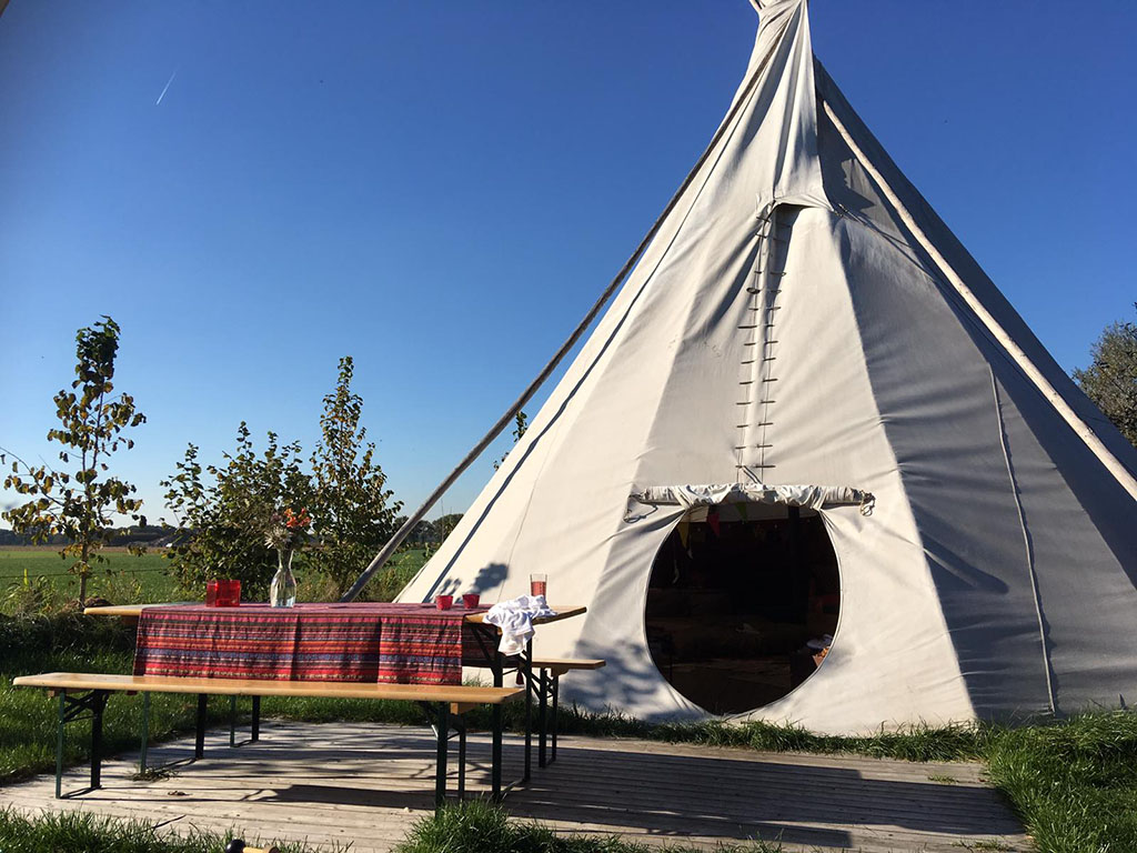 Origineel overnachten in een tipi tent