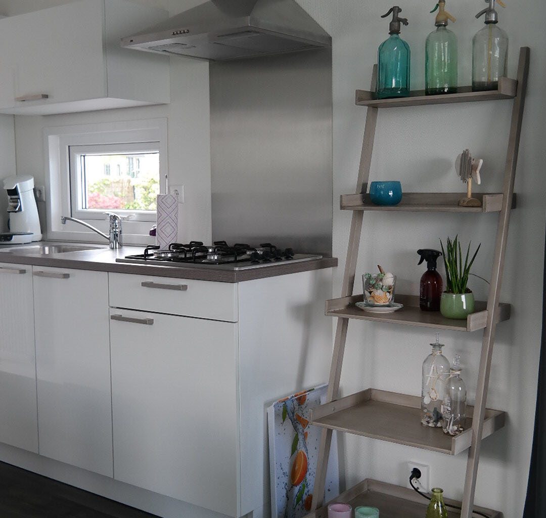Comfortabel-vakantiehuis-met-veranda-aan-het-Brielse-meer-Camping-Marina-De-Meeuw-1