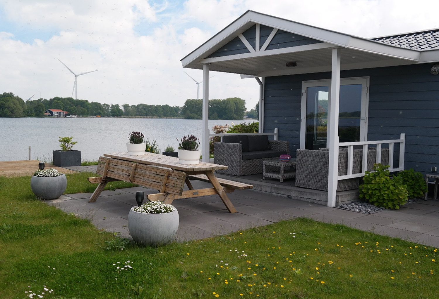 Comfortabel vakantiehuis met veranda aan het Brielse meer