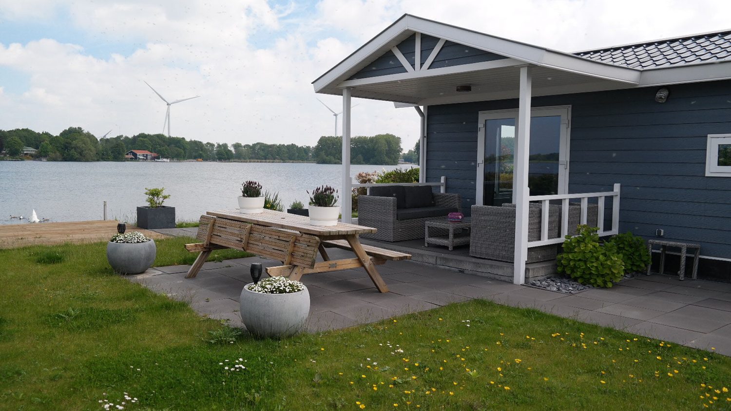 Comfortabel vakantiehuis met veranda aan het Brielse meer