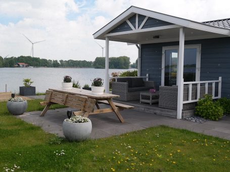 Comfortabel vakantiehuis met veranda aan het Brielse meer