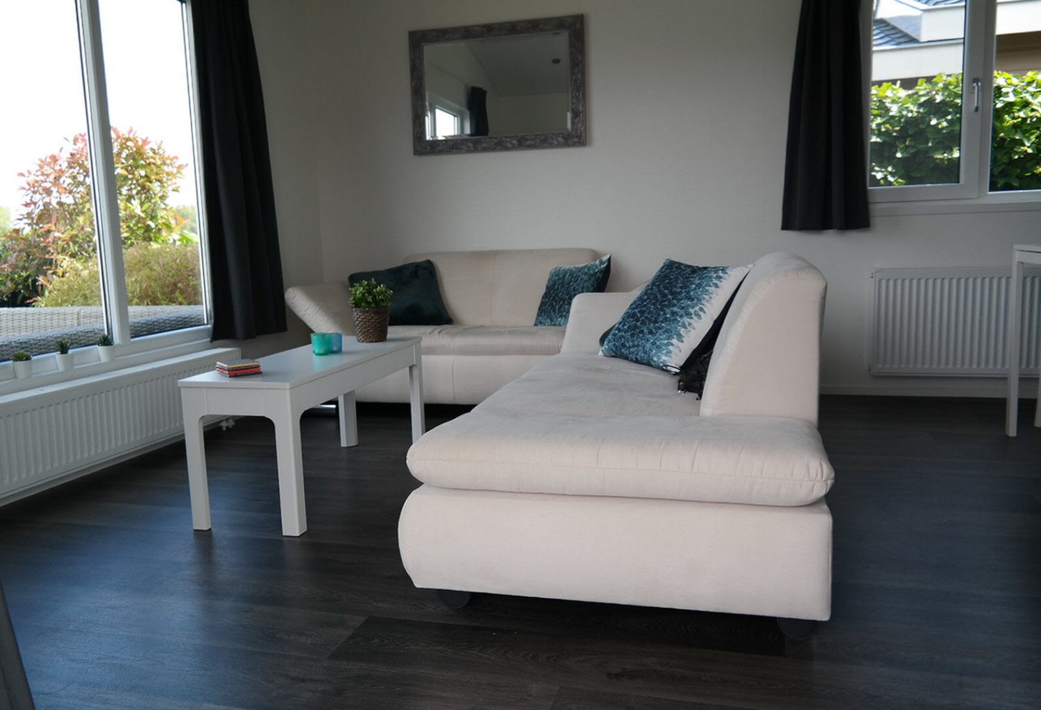 Comfortabel-vakantiehuis-met-veranda-aan-het-Brielse-meer-Camping-Marina-De-Meeuw-3