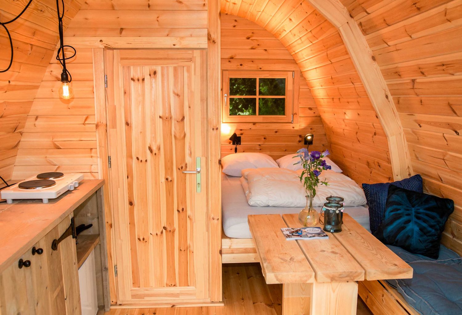 Glamping aan de Waterspiegel slapen met alpacas Zeeland CampingPod 2