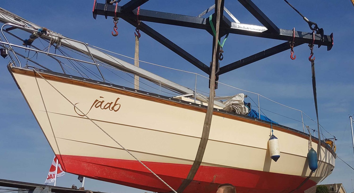 Slapen op een zeilboot op het droge aan de Zeeuwse Kust